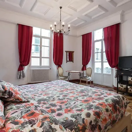 L'oustaria 3 Bedrooms Apartment, Old Town דירה *