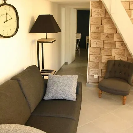 L'oustaria 3 Bedrooms Apartment, Old Town דירה
