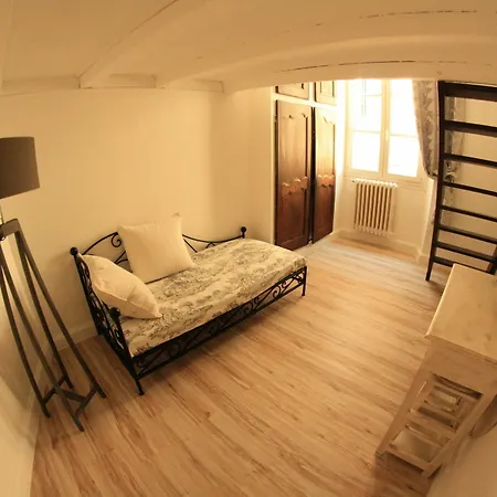 L'oustaria 3 Bedrooms Apartment, Old Town דירה